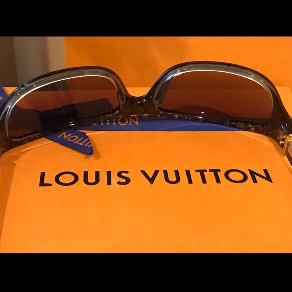 ๐ Sold ๐ Authentic Sunglasses - Picture 3 of 8
